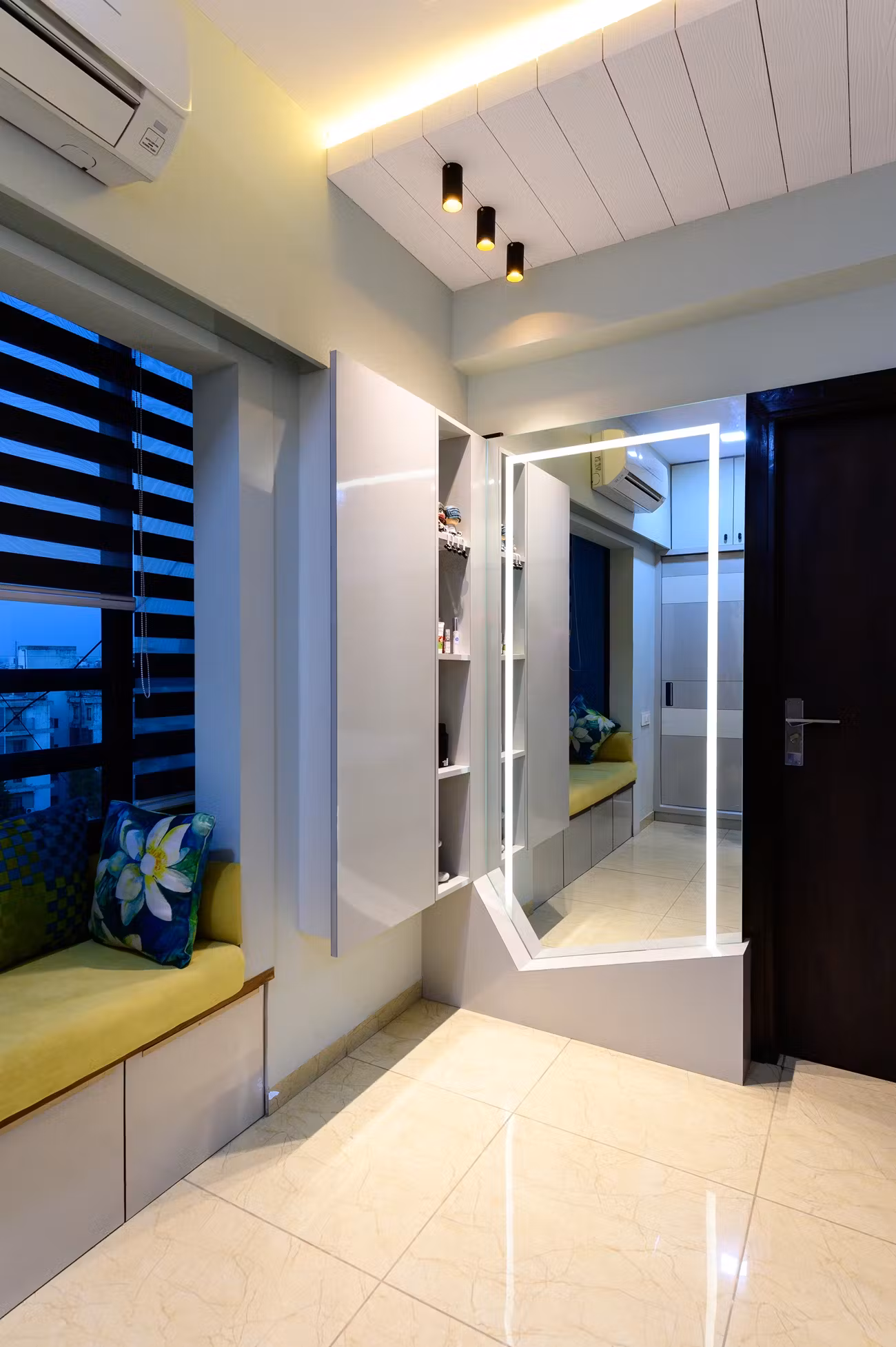 bedroom-with-window-seating-and-mirror
