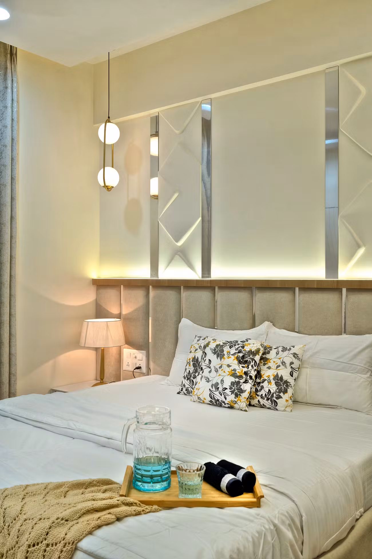 luxury-master-bedroom-with-mirror-wall.
