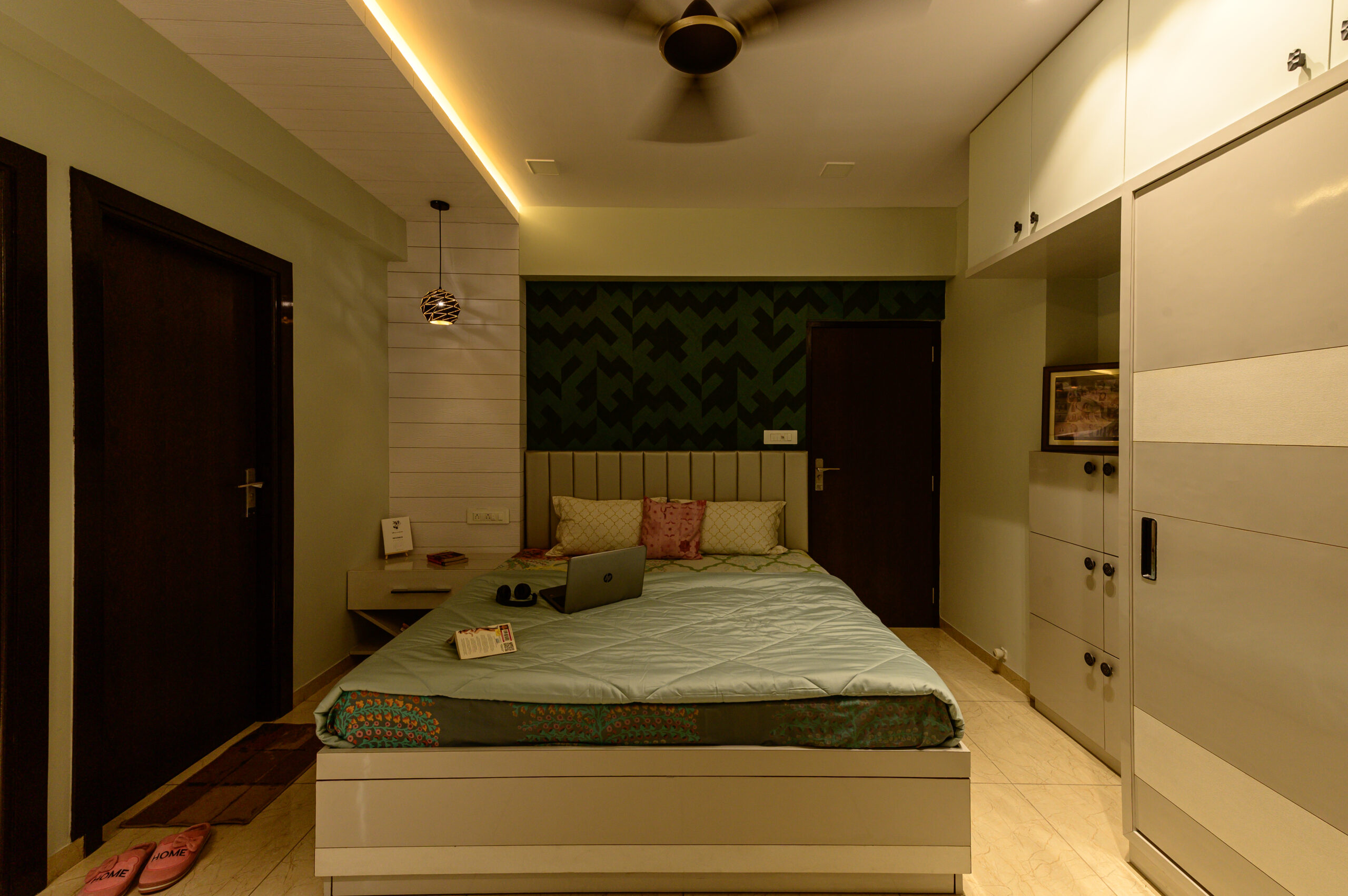 ontemporary-bedroom-geometric-wall-design