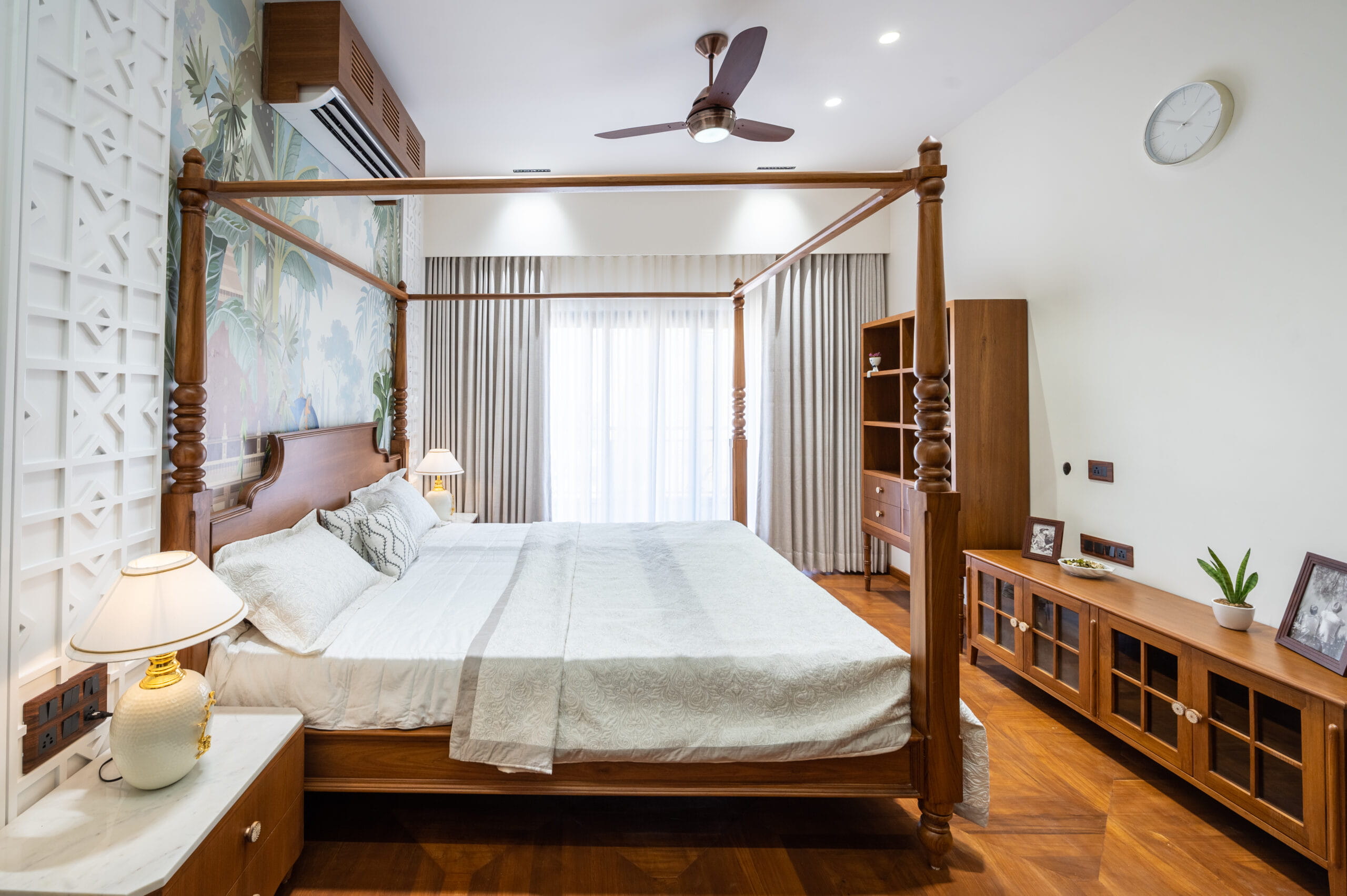four-poster-bed-master-bedroom-design-1.