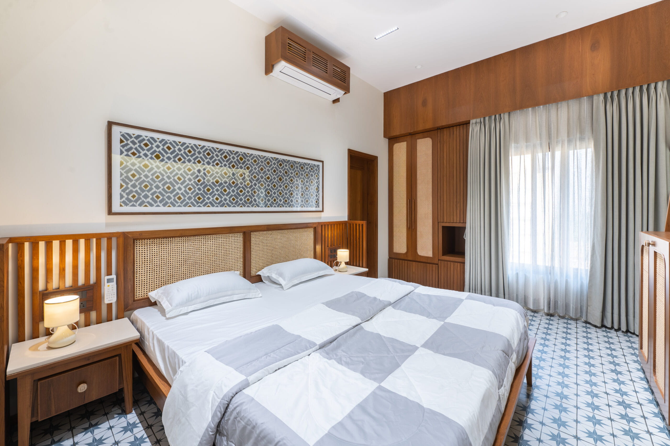 minimalist-guest-bedroom-wooden-flooring