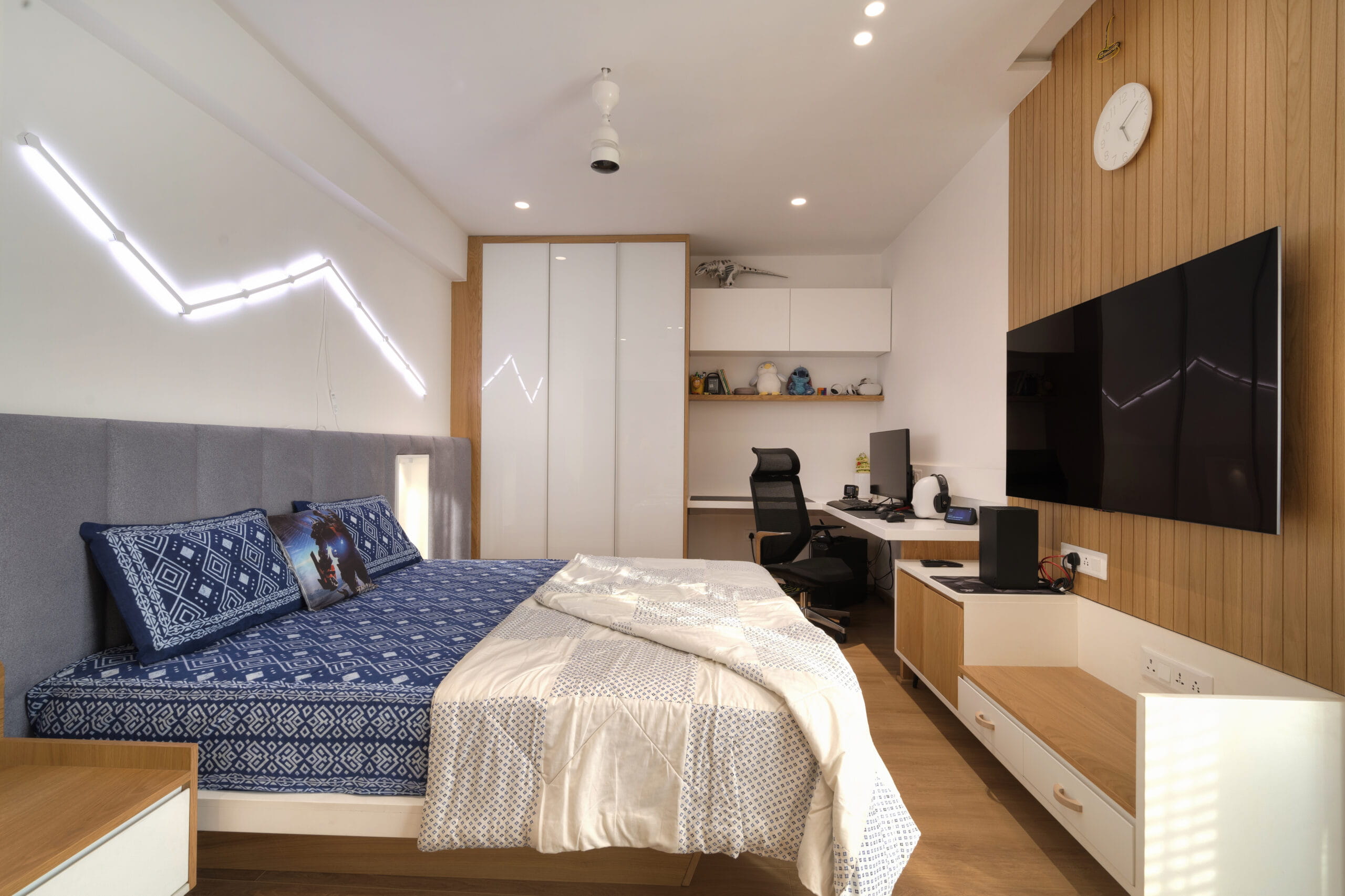 bedroom-with-neon-lighting-design