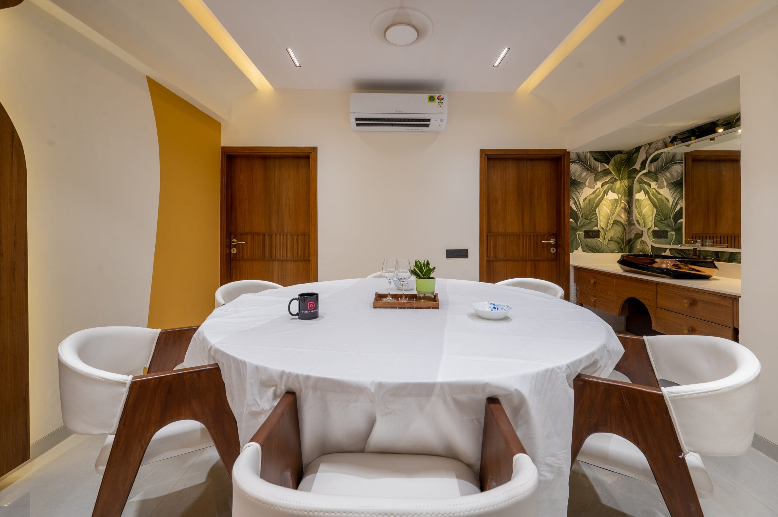 luxury-round-dining-table-interior.