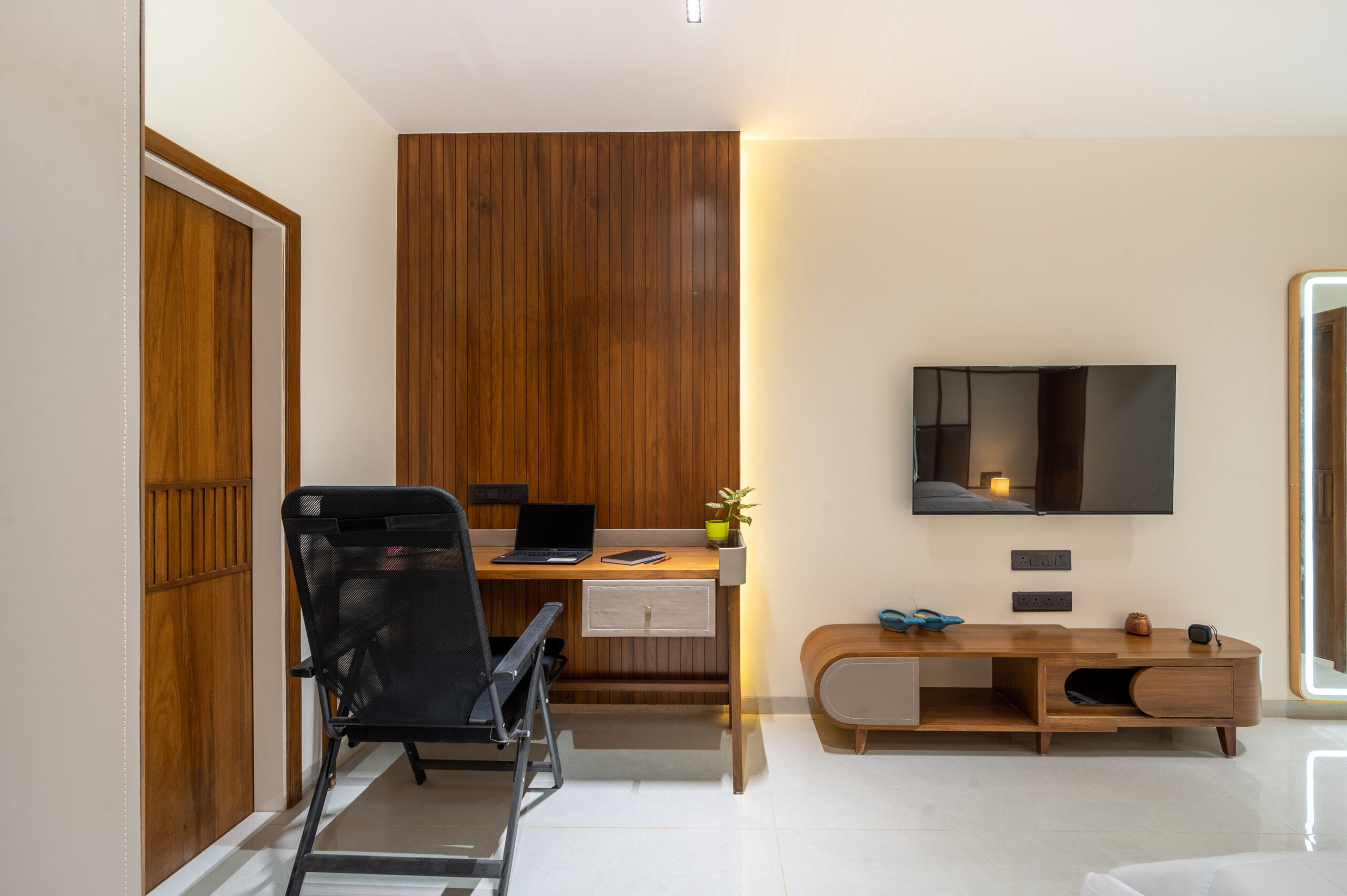 modern-home-office-with-wooden-desk.