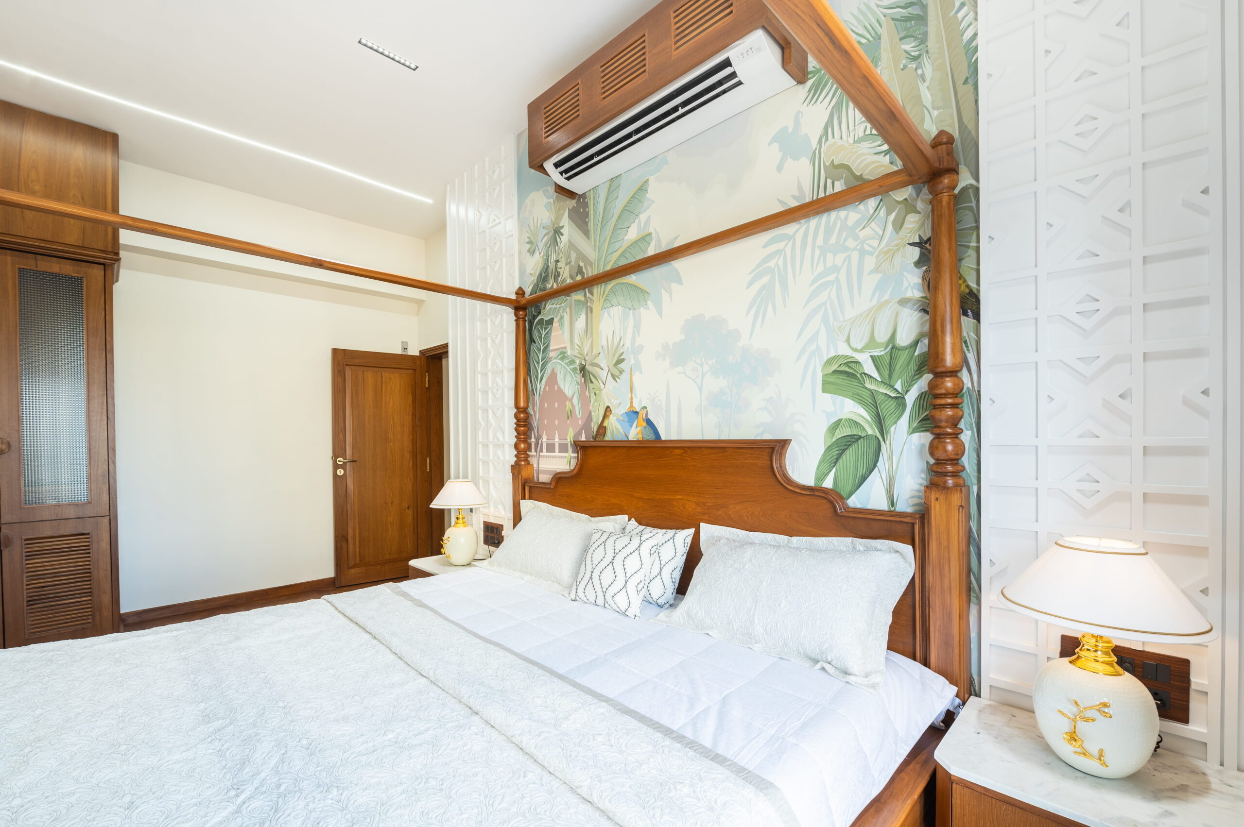 modern-four-poster-dandiya-bed-design.jpg